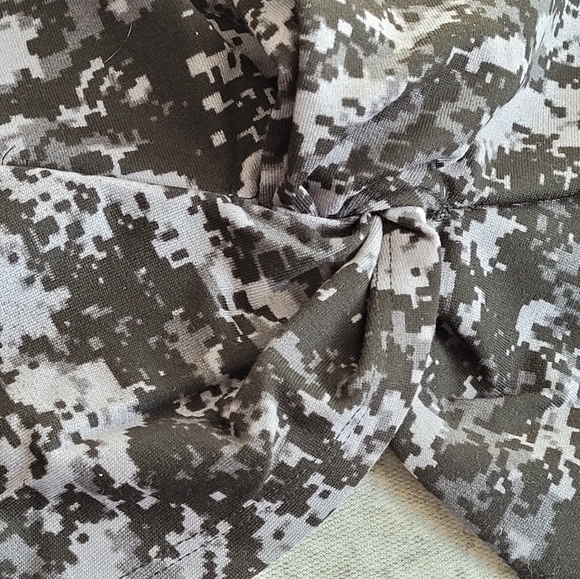 NWT Halston Studio Camo Top Size L - Picture 12 of 16